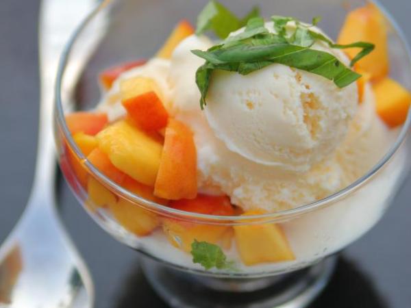 VANILLA ICE CREAM WITH PEACHES